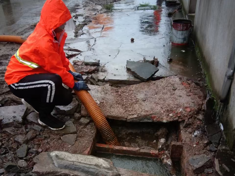 大悟专业清理污水池 炜誉市政以规范流程守护城市 “肠道”