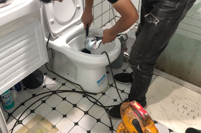 大悟马桶堵塞自己疏通还是找师傅?专业上门服务让你省时更省心